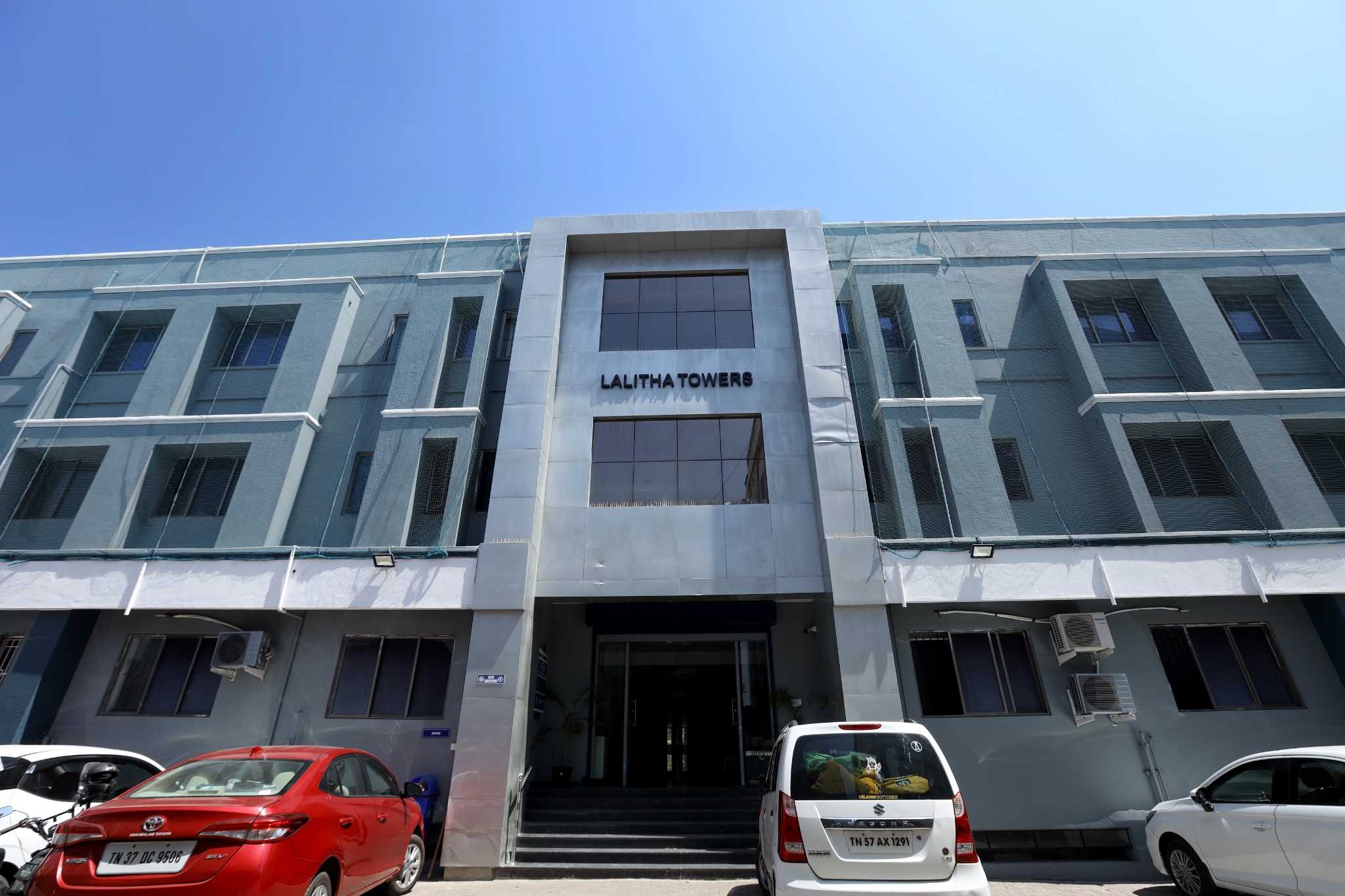 Front view of Nalavind Medical Centre building